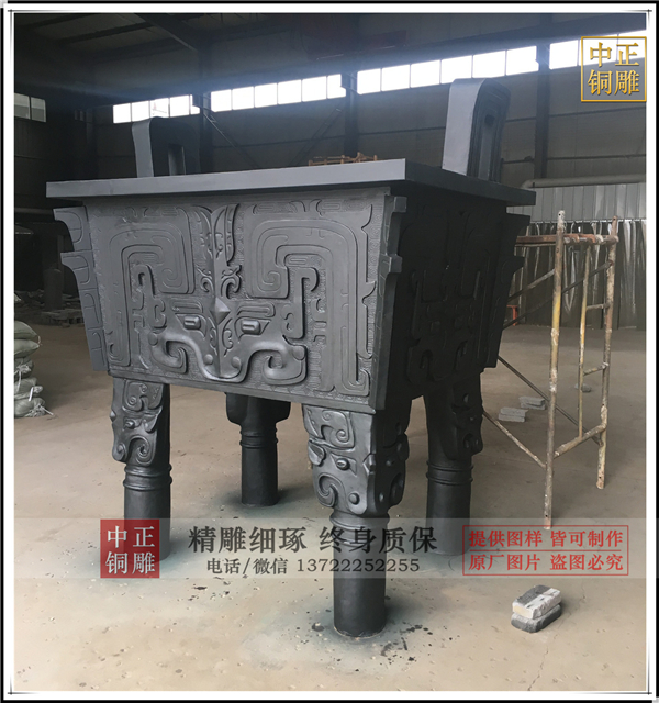 青銅人面方鼎.jpg 青銅人面方鼎.jpg