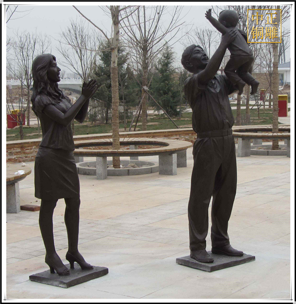 園林一家三口雕塑.jpg 園林一家三口雕塑.jpg