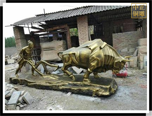 農(nóng)耕拾荒牛銅雕塑