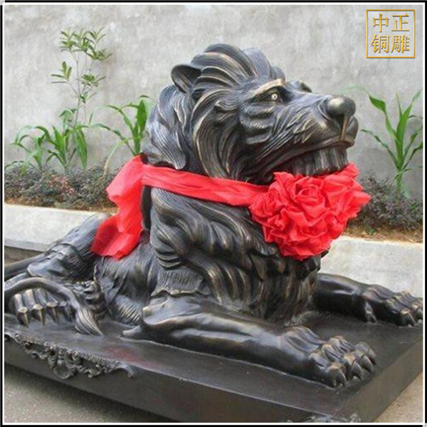 趴著銅獅子雕塑