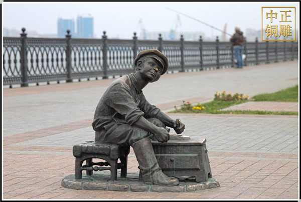 現代廣場擦皮鞋人物銅雕塑