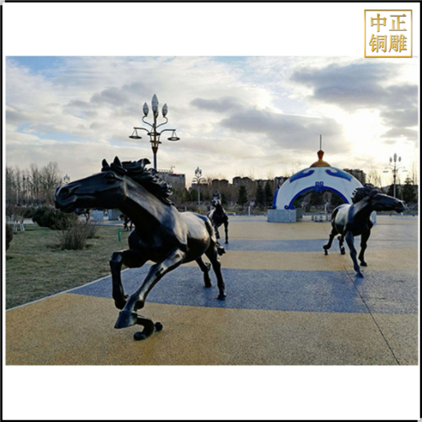廣場銅馬雕塑