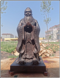 學?？鬃鱼~雕擺放