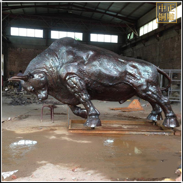 銅奔牛雕塑