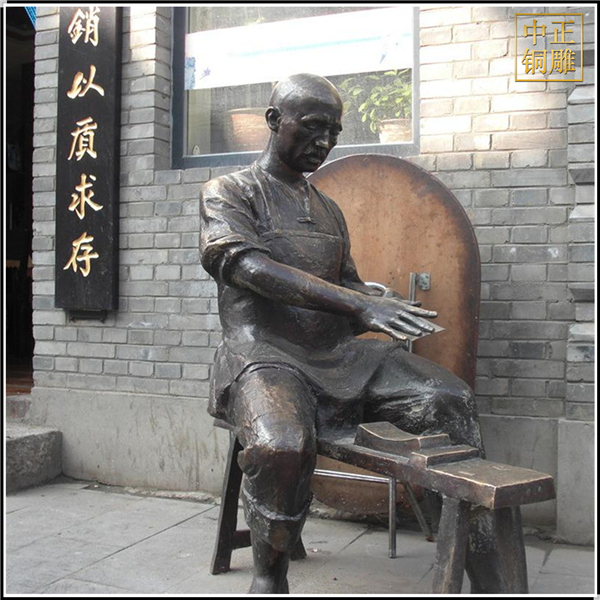 古代人物磨刀銅雕塑