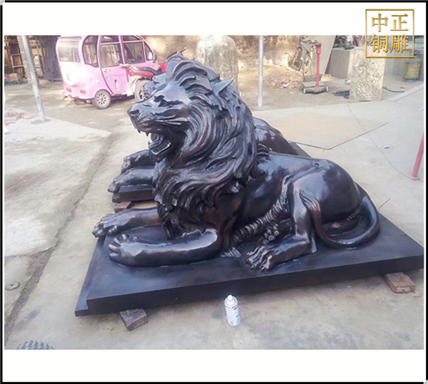 酒店門口銅獅子