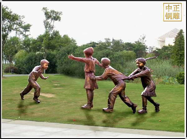 老鷹捉小雞人物銅雕塑