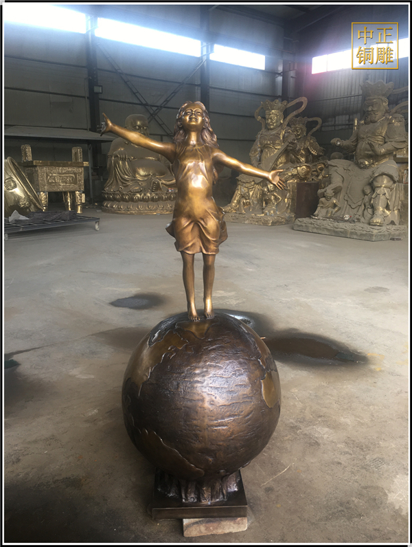 9鑄銅西方小女孩銅雕塑.jpg