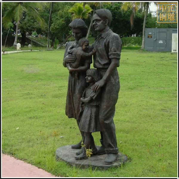 現代一家四口園林人物雕塑.jpg