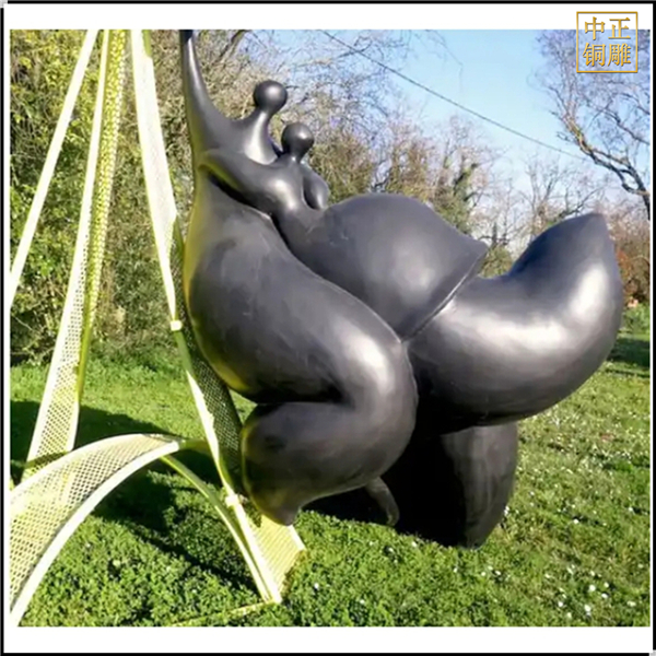 抽象擁抱景觀銅雕塑.jpg