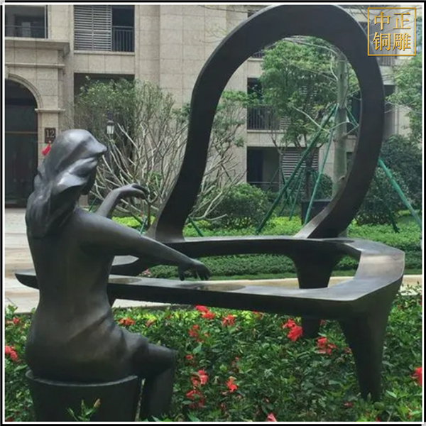 小區(qū)彈琴人物銅雕塑.jpg 小區(qū)彈琴人物銅雕塑.jpg